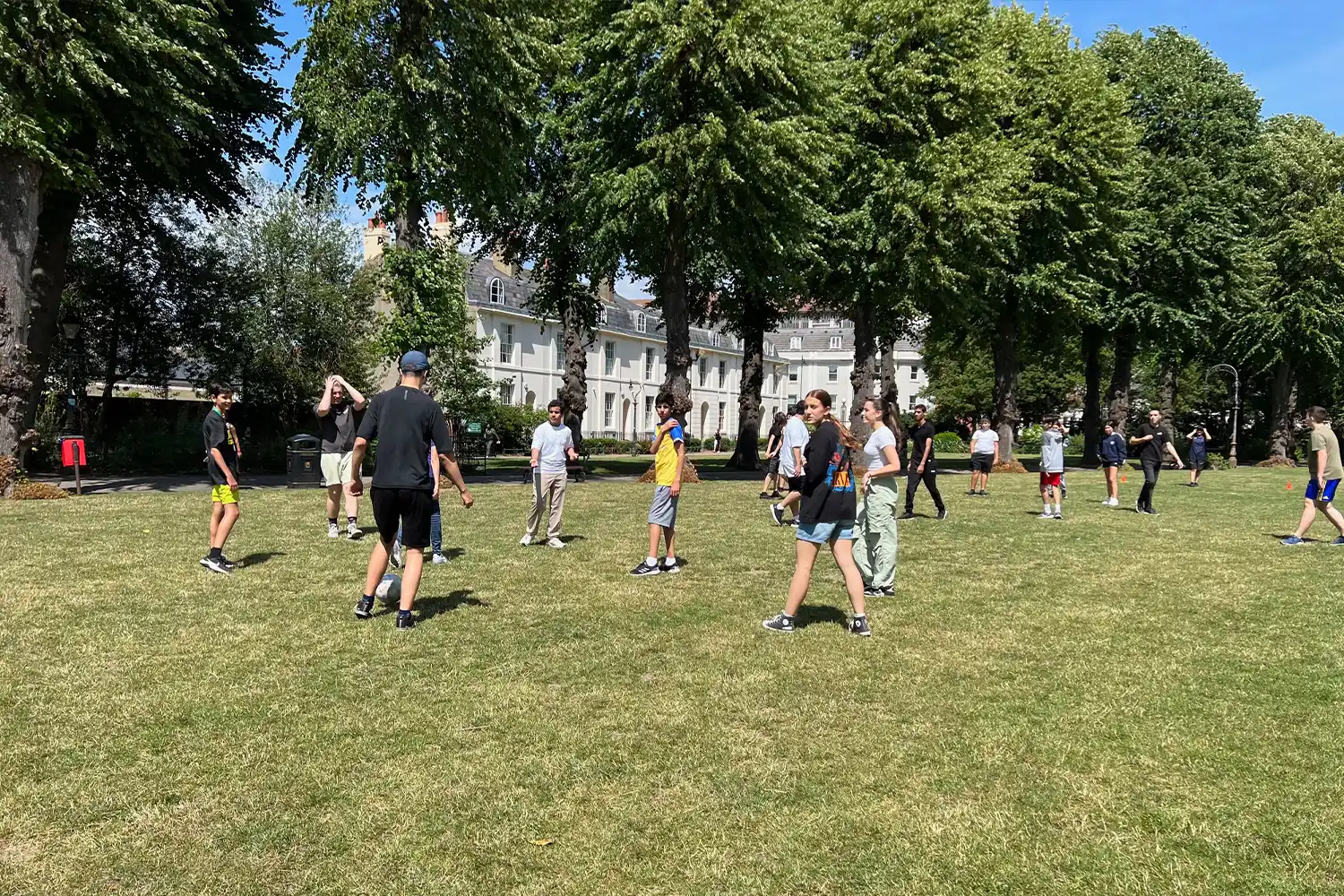 Mini Stay gry na świeżym powietrzu.