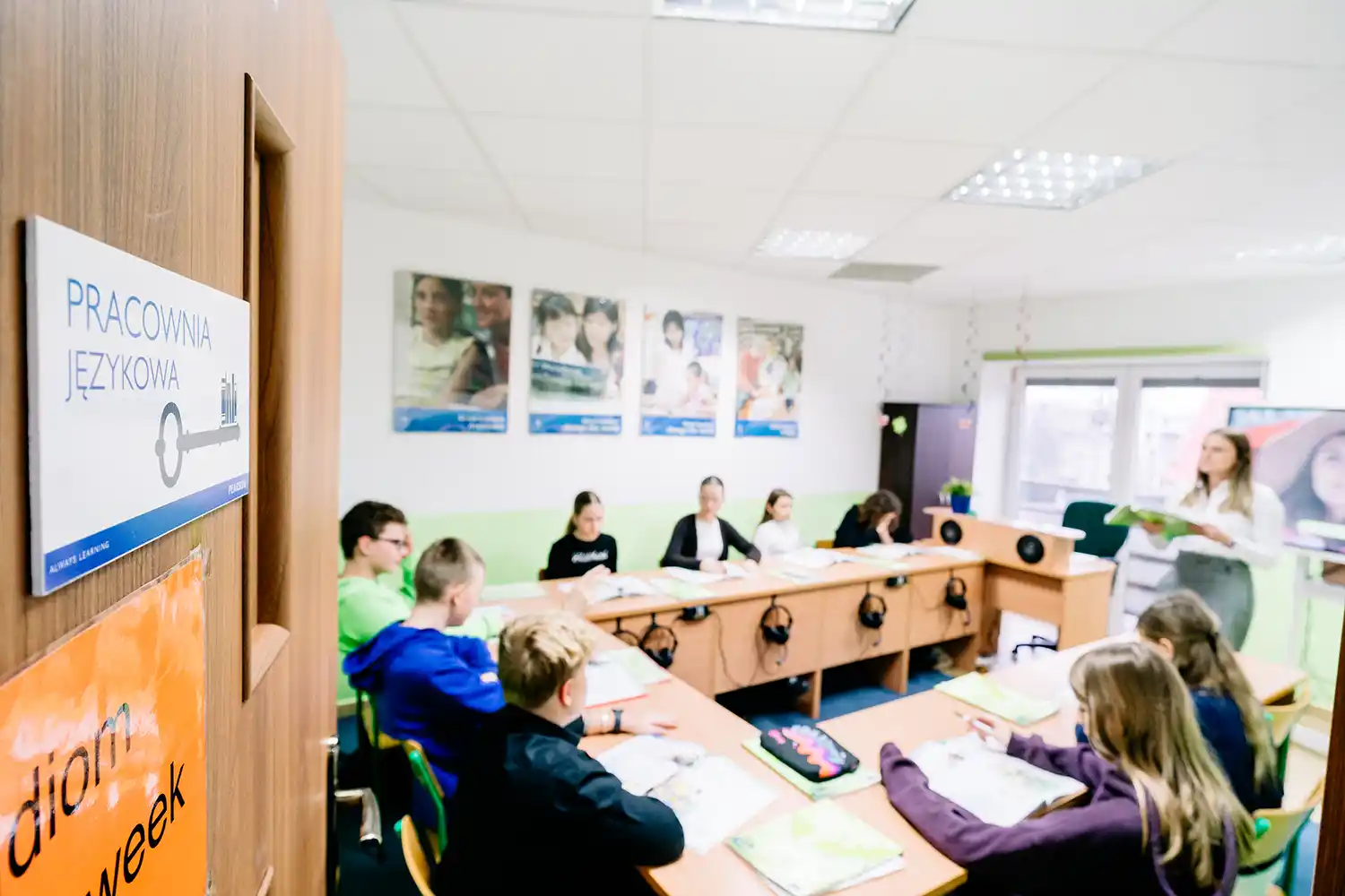 Sala językowa z grupą kursantów.